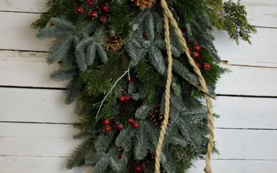 Композиция настенная нобилис с ягодами и шишками